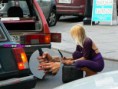 /album/fotogalerie-hloupy-napad/dumb-blonde-filled-in-the-petrol-with-a-cigarette-dumb-blonde-in-der-tankstelle-mit-einer-zigarette-gefullt-dumb-blonde-remplie-dans-le-petrole-avec-une-cigarette-hloupa-blondyna-doleva-benzin-s-cigaretou-jpg/